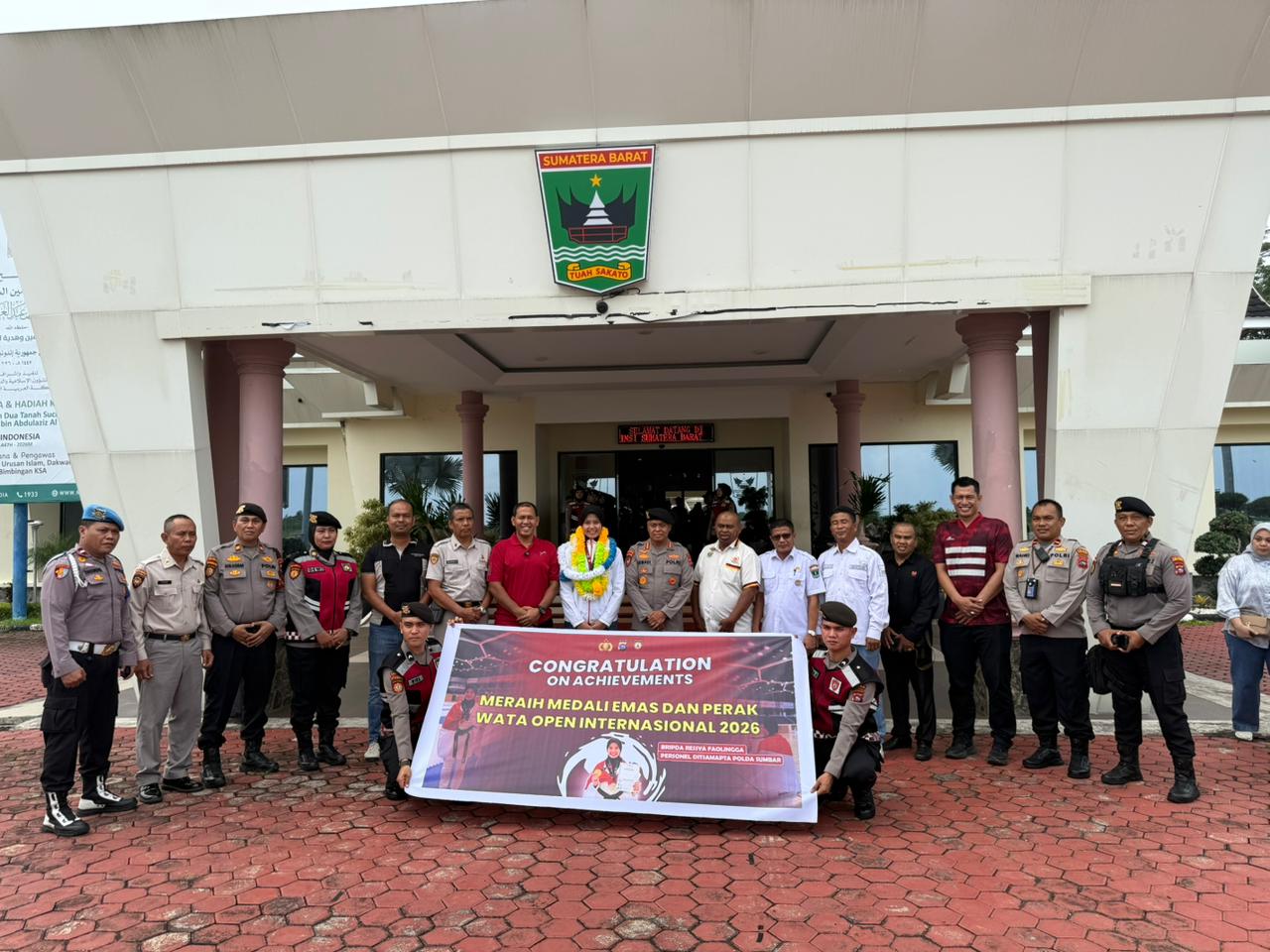 Atlet taekwondo Sumatera Barat, Ressya Faolingga, yang meraih emas dam perak Kejuaraan 22nd WATA Open International Taekwondo Championship 2026 di Osaka, Jepang. disambut hangat saa tiba di BIM, Rabu (29/4/2026). (Foto KONI Sumbar)